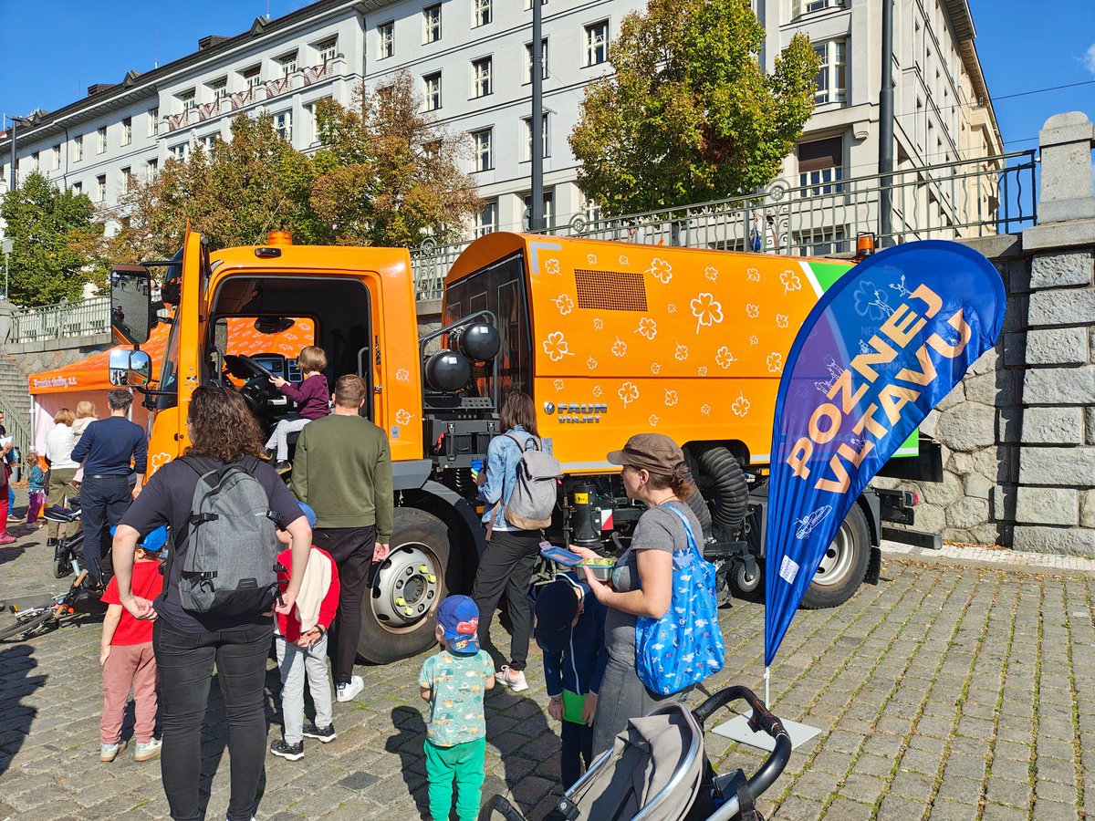 Náš oranžovo-zelený edukativní stánek válí! 💚🧡 Přilákal řadu návštěvníků, kteří se dozvěděli spoustu zajímavostí nejen o správném třídění a nakládání s odpadem. 🌍 To vše v rámci akce Poznej Vltavu, kterou pořádala Kreativní Praha u břehů naší nejznámější řeky. ☀ Děkujeme.