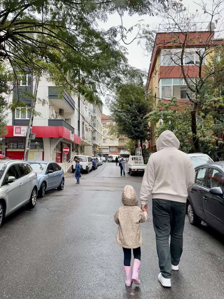kbrkutlu's tweet photo. Sene 2021 sarışın mavi gözlü bir kızım olsun , ona çizme alıcam bir de yağmurluk... elini tutup markete gidicem demiştin süper baba ♥️🌸 @m_fatihkutlu  iyi ki sen , iyi ki siz🫶 https://t.co/D8B1JYTqJ0