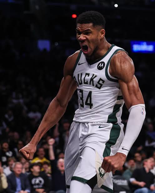 NBAGunlukleri's tweet image. AKLIMDA DELİ SORULAR 💭❓
Giannis Antetokounmpo Avrupa’da kalsaydı yine de "Greek Freak" lakabını alır mıydı?
Hangi takımda forma giyerdi?
Hangi takım ile Euroleague şampiyonluğu yaşardı?