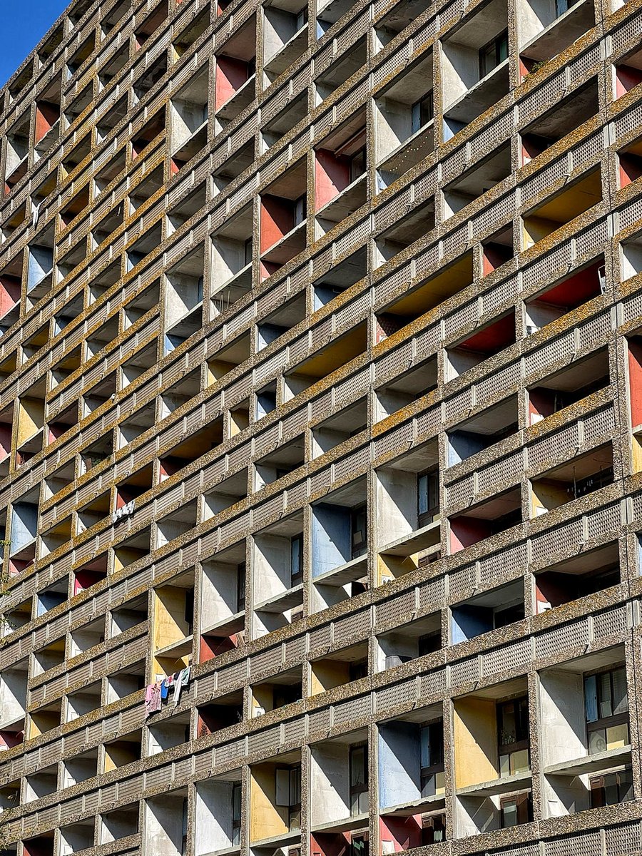 Unité d'Habitation de Nantes-Rezé 

Le Corbusier

Es la segunda de las 4 unidades de habitación construidas en Francia, con la de Marsella, Briey y Firminy.

Fotografías realizadas hace un momento en Nantes por 
📷<a href="/elerevilla/">Elena</a>

#BrutalMonday #Arquitectura