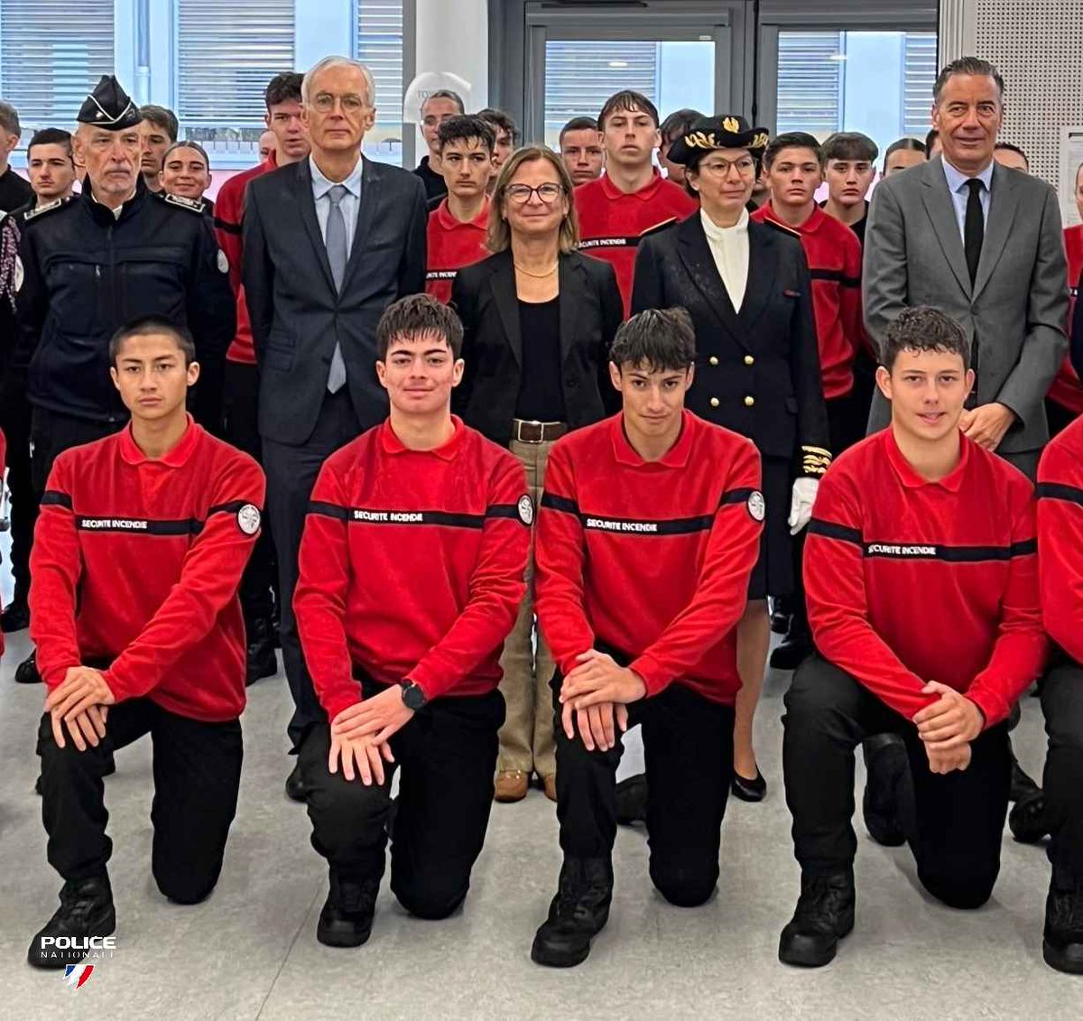 #FilièreSécurité I Mardi 23 septembre 2025, Monsieur le DDPN de l'Ain, Bertrand PIC, s'est rendu au lycée Carriat afin de décorer les nouveaux élèves de la filière du Bac Professionnel "Métiers de la sécurité". 
Nous leur souhaitons une belle scolarité et un beau parcours.