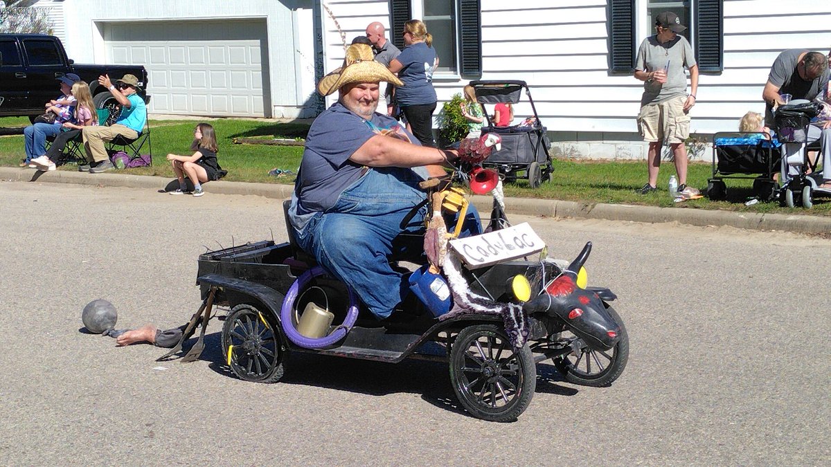 CharlesKagigeb2's tweet image. Some pics from the Warrens Wisconsin Cranfest Parade.
#DiscoverWI #Cranfest #Wisconsin #smalltownWI #smalltownUSA