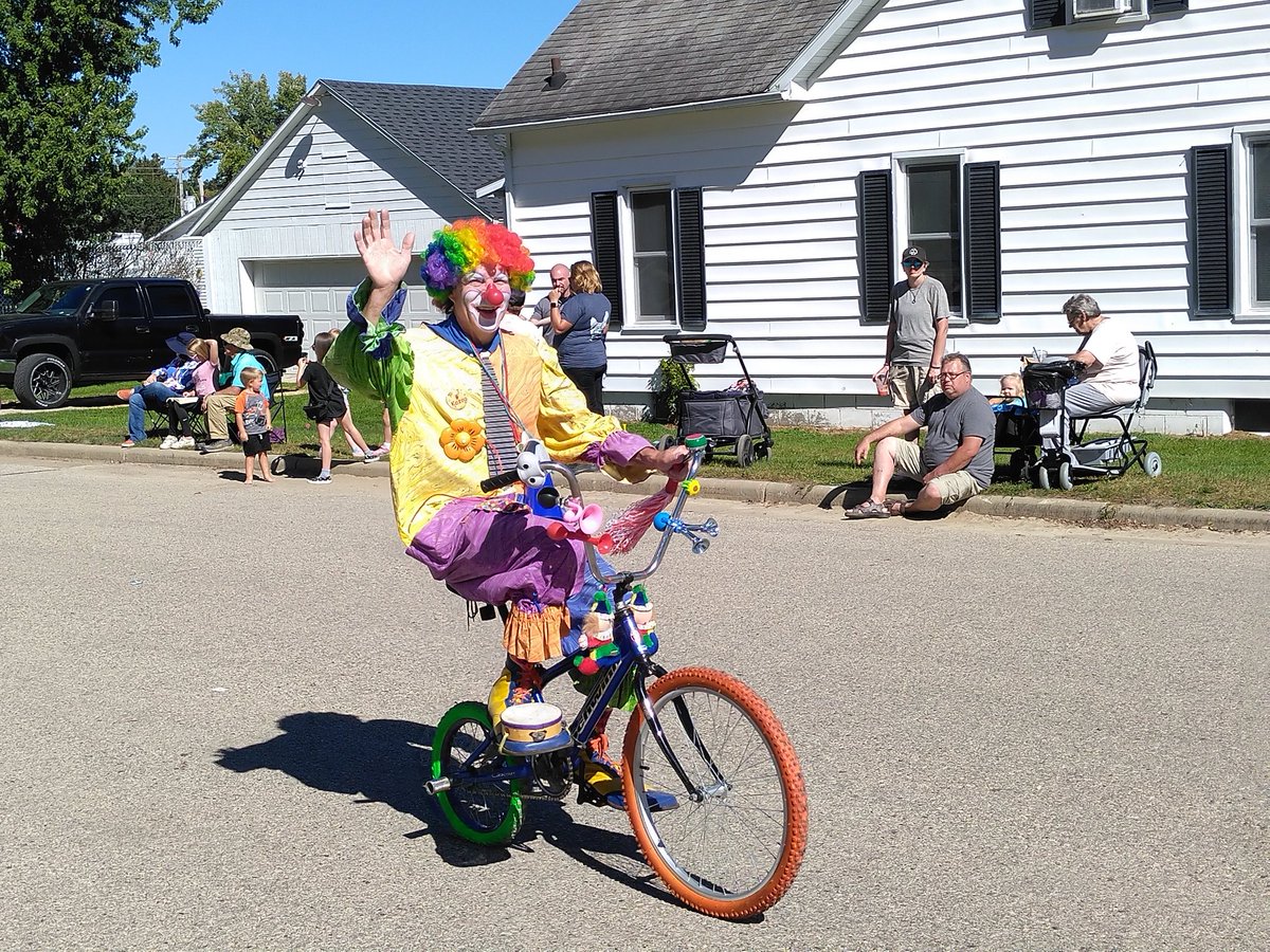 CharlesKagigeb2's tweet image. Some pics from the Warrens Wisconsin Cranfest Parade.
#DiscoverWI #Cranfest #Wisconsin #smalltownWI #smalltownUSA