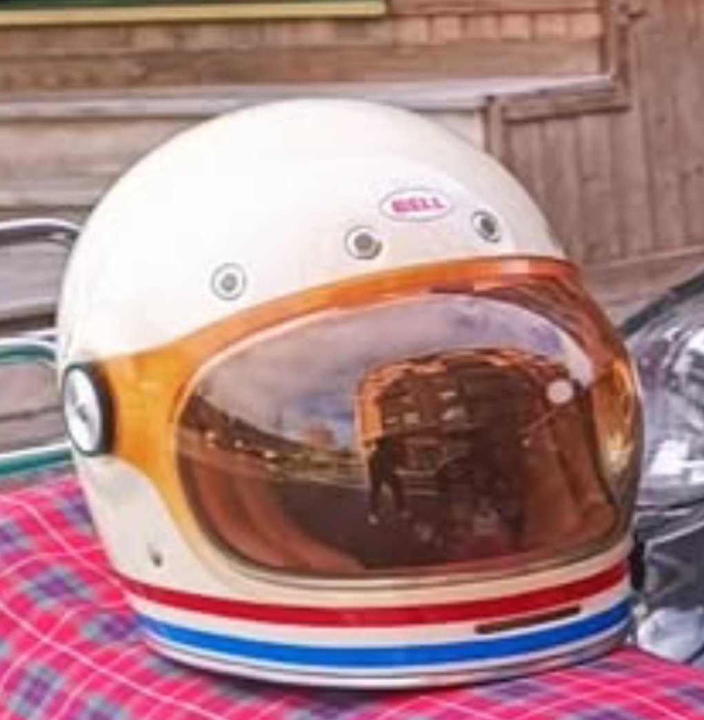 BorjaSaz's tweet image. Me robaron el casco de la moto en el Bilbao seguro en el que solo ocurren casos aislados, en pleno Sagrado Corazón. Si alguien ve alguno similar a este con la misma pantalla (no es la de serie) por favor que se ponga en contacto conmigo. #robo #bilbao #moto #casco #vespa