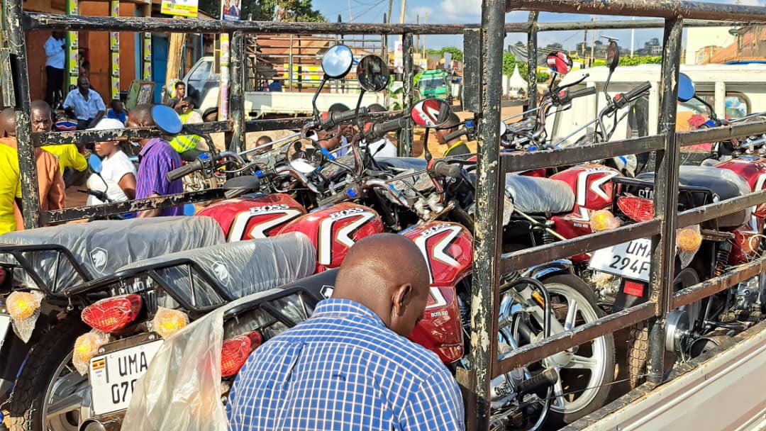 Lumpemediaug's tweet photo. HAPPENING NOW ๐ธ: The six motorcycles pledged last week by CEC Member Hon. Kyeyune Haruna Kasolo have arrived for giveaway to the youth leaders in Wobulenzi Town Council to aid them in effective execution of their duties.
#BugandaKuM7
#ProtectingTheGains https://t.co/o31d5MOS6b