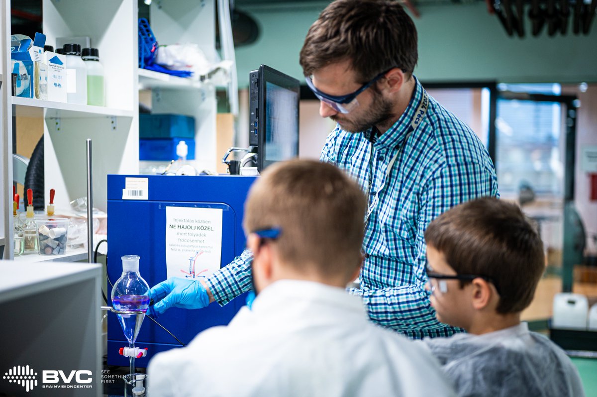 BVC2021's tweet image. We loved welcoming so many curious minds at the Night of the Researchers! ✨

From chemistry experiments 🔬🧪 to microscopes 🔭 and VR 👓 — science came alive for all ages. 👨‍👩‍👧‍👦🧠

#Research #ScienceForEveryone #Microscopy #STEM