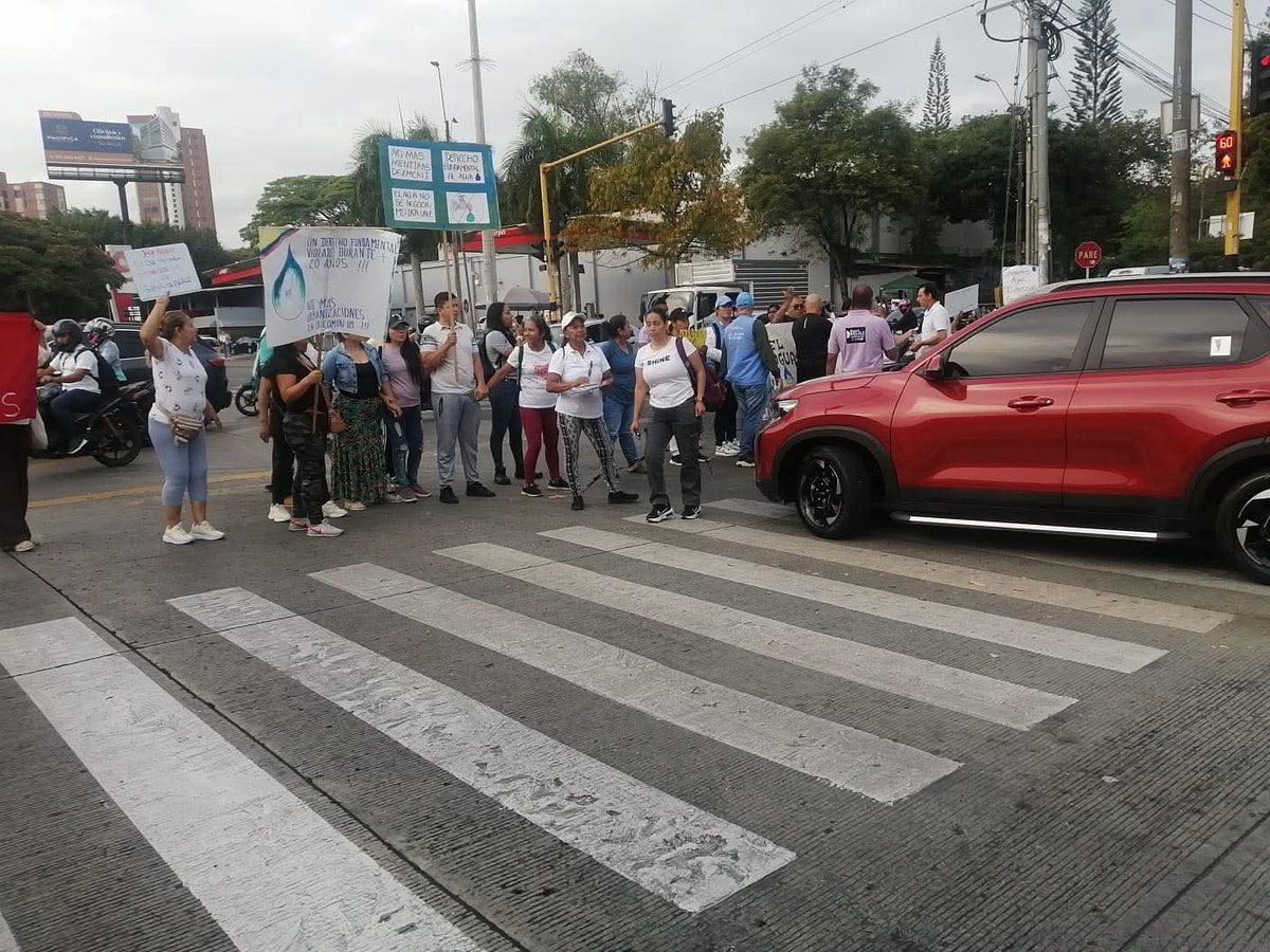 La comuna 18 sale a las calles nuevamente por la crisis en el suministro de agua. 🚱
#EstamosRecuperandoaCali
#CaliCiudadEuropea