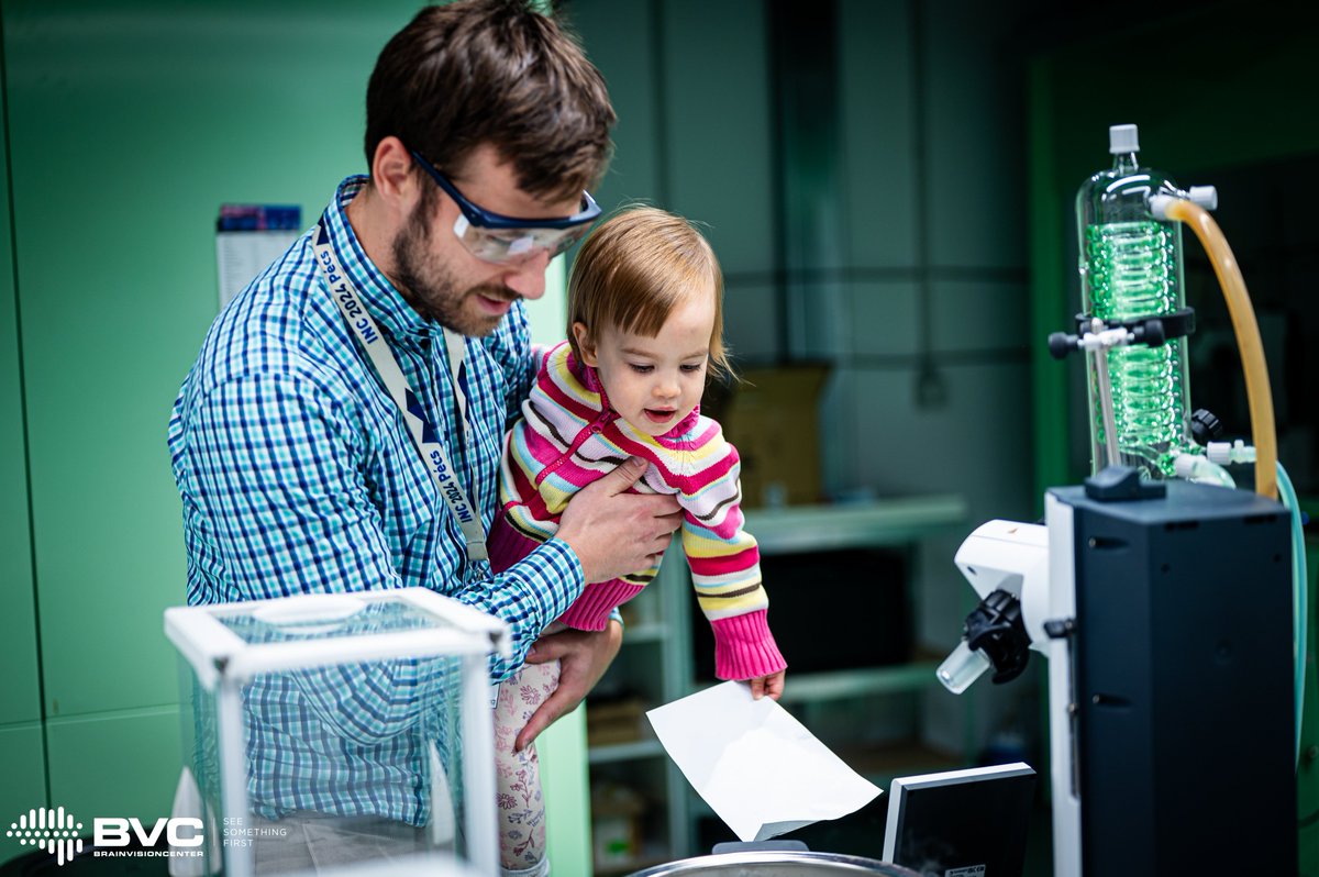 BVC2021's tweet image. We loved welcoming so many curious minds at the Night of the Researchers! ✨

From chemistry experiments 🔬🧪 to microscopes 🔭 and VR 👓 — science came alive for all ages. 👨‍👩‍👧‍👦🧠

#Research #ScienceForEveryone #Microscopy #STEM