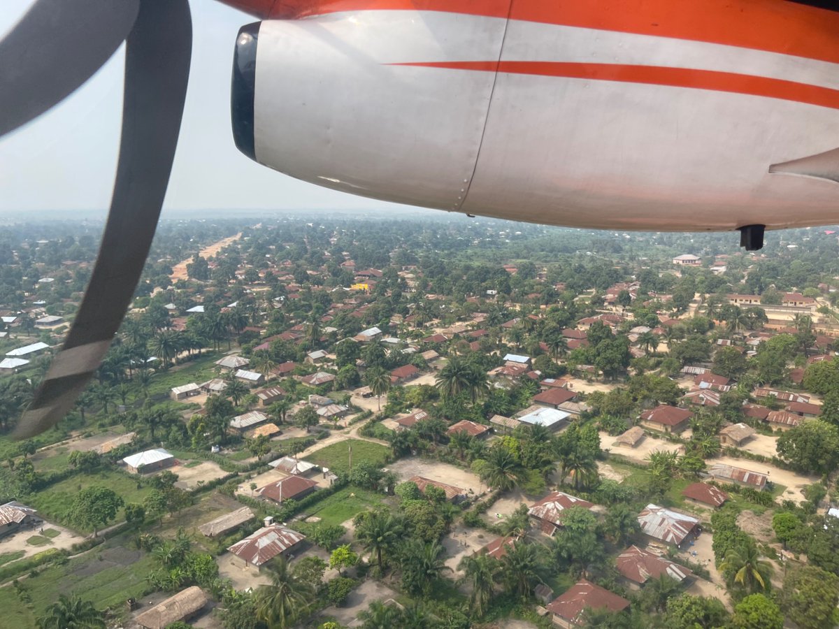 Trois Ministres du Gouvernement Provincial, la maire adjointe, la Commissaire provinciale de la police et des représentants du projet PIREDD ont bien voulu venir nous dire au revoir à l'aéroport. Il faut compter deux jours entiers par voie terrestre (en partie pour contourner