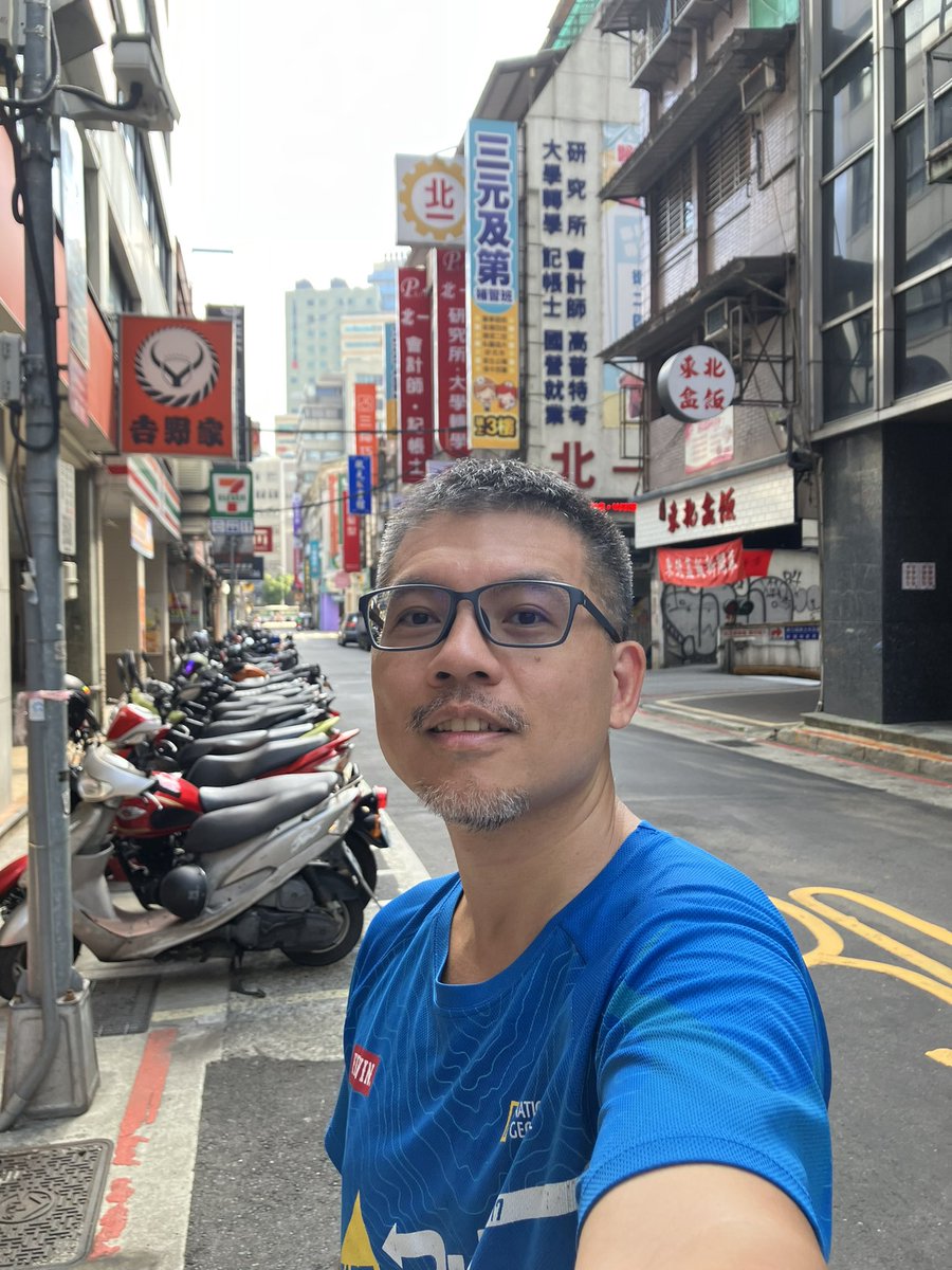 剛結束連假三天的補習生活。週六下午一點半到晚上十點，週日早上九點到下午五點，今天最硬，早上十點上到晚上九點半。現在有一種跑完馬拉松後的疲倦和爽感。