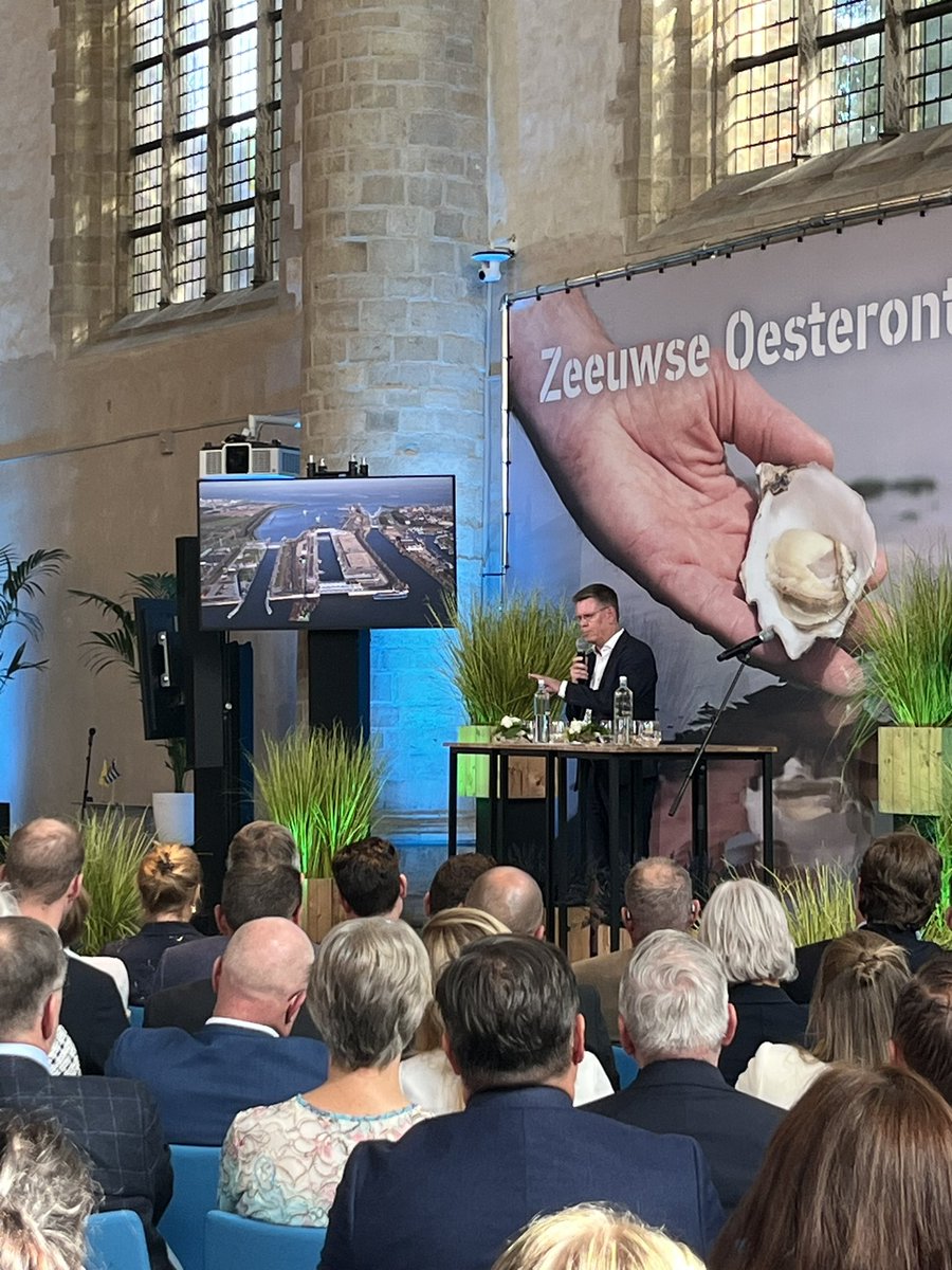 Voorzitter Marinus Schroevers sluit af: “Woorden kunnen verbinden of verdelen. Laten we voorzichtig zijn en zoeken naar taal die bruggen slaat, over grenzen heen. Samen bouwen we aan de Delta van de Toekomst.” #Zeeland2050