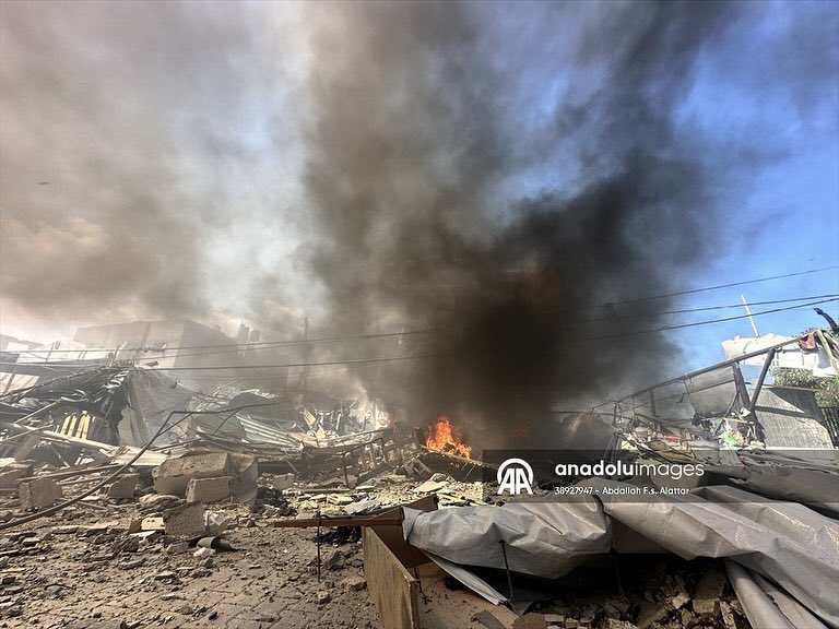 Abdallahallattr's tweet photo. as civil defense crews rushed to the scene and worked to control and extinguish the fire, amid panic among displaced
people in the area.

#freepalestine #stopbombinggaza #stopthewar #SayNoToGenocide #GenocidalState  #GazaGenocide #khanyunis
#EndisraelsGenocide https://t.co/oIdeJJM4Km