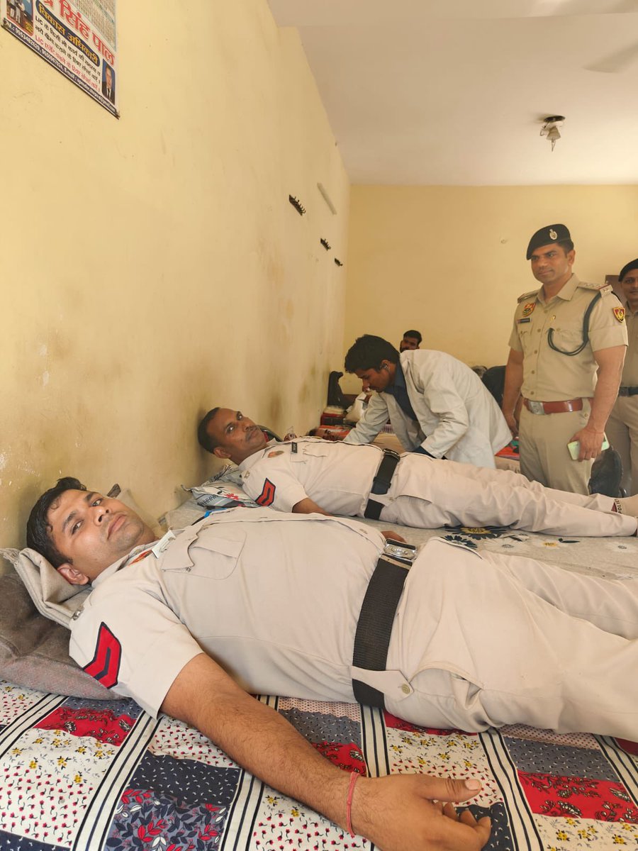 सेवा,सुरक्षा और सहयोग की भावना को साकार करते हुए थाना खेड़ी पुल पुलिस ने नवरात्रि के पावन अवसर पर रक्तदान शिविर का आयोजन किया।इस शिविर में थाना प्रभारी नरेश कुमार सहित पुलिस स्टाफ व क्षेत्र के सम्मानित नागरिकों ने बढ़-चढ़कर भाग लिया। कुल 35 व्यक्तियों ने स्वेच्छा से रक्तदान किया।