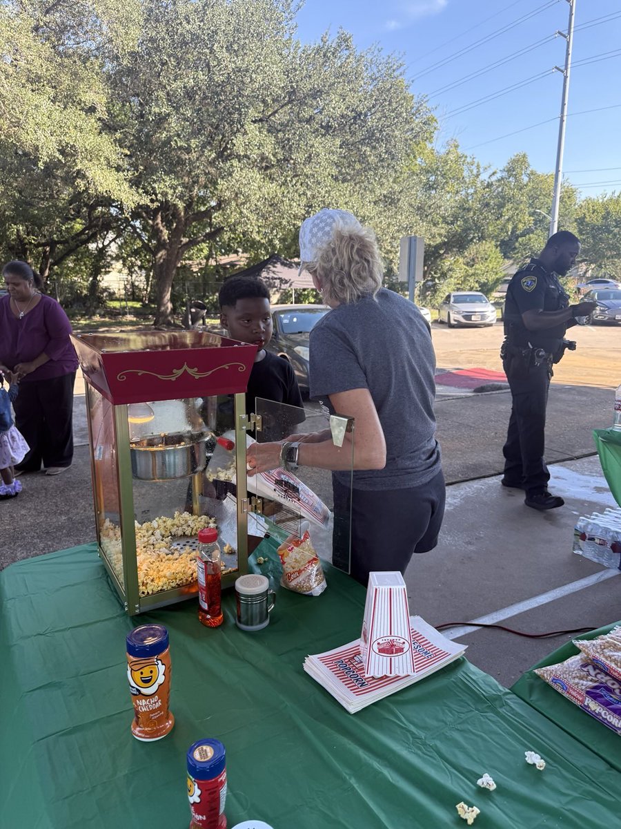 RepLSimmons's tweet image. Celebrating National Good Neighbor Day 2025 with our Old Spanish Trail/South Union family yesterday🌟 A reminder that strong communities are built on kindness, connection, and being a good neighbor. 💚 #GoodNeighborDay #CommunityStrong