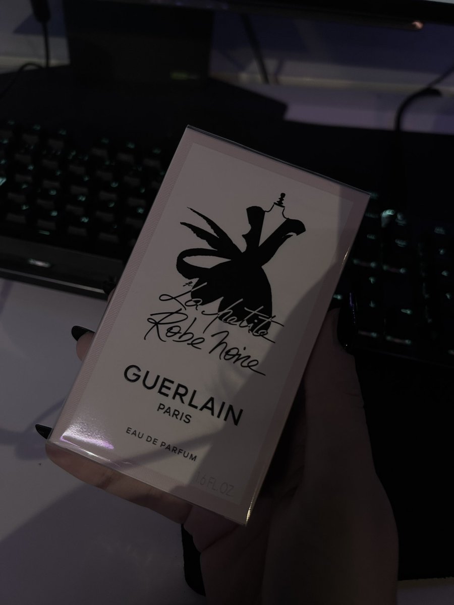 ilnayea's tweet photo. c’est le le 1er parfum de ma vie que je m’offre<33 #proudwomen https://t.co/5Nz01N4TP1