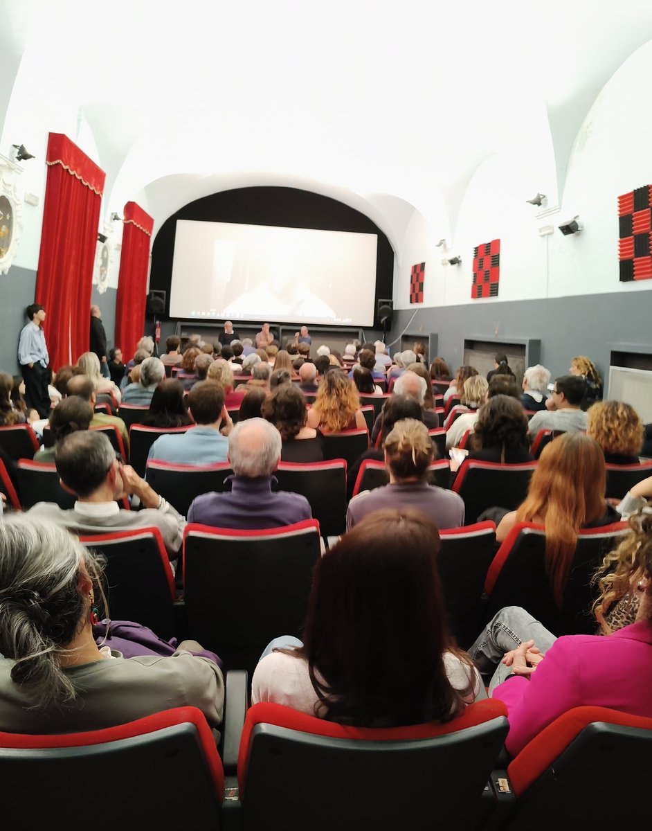 Sala gremita al @PerSoFilmFes per l'incontro con <a href="/_Nico_Piro_/">Nico Piro</a> 
"A #Gaza ë in corso anche un giornalisticidio".
"In una dittatura ci sono gli ordini di censura.
In una democrazia c'è la narrazione".

Non a caso la giornalista <a href="/SMaurizi/">Stefania Maurizi</a> dice che siamo in "democratura" (in Italia