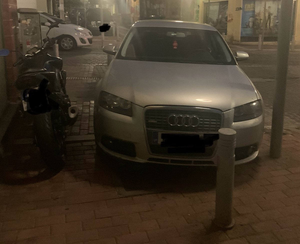 Αθήνα πριν από λίγο.

Ντροπή κ θυμός.

Προφανώς αυτά τα άτομα δεν έχουν άνθρωπο με αμαξίδιο, πι, κτλ, ούτε παιδί με καρότσι. 

Τι πρέπει πια να γίνει για να μην είμαστε τόσο απάνθρωποι; 

Ίσως πιο «εμπειρικές τιμωρίες», πχ. κάποιες μέρες υποχρεωτική μετακίνηση με αμαξίδιο;