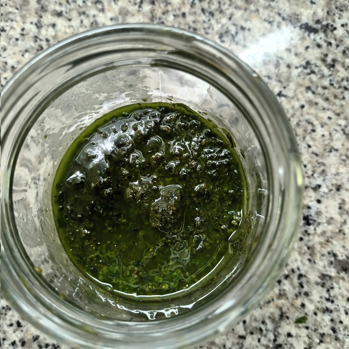 Aceite oliva virgen extra,nueces en vez de piñones,queso parmesano,ajo y la reina del producto:  albahaca