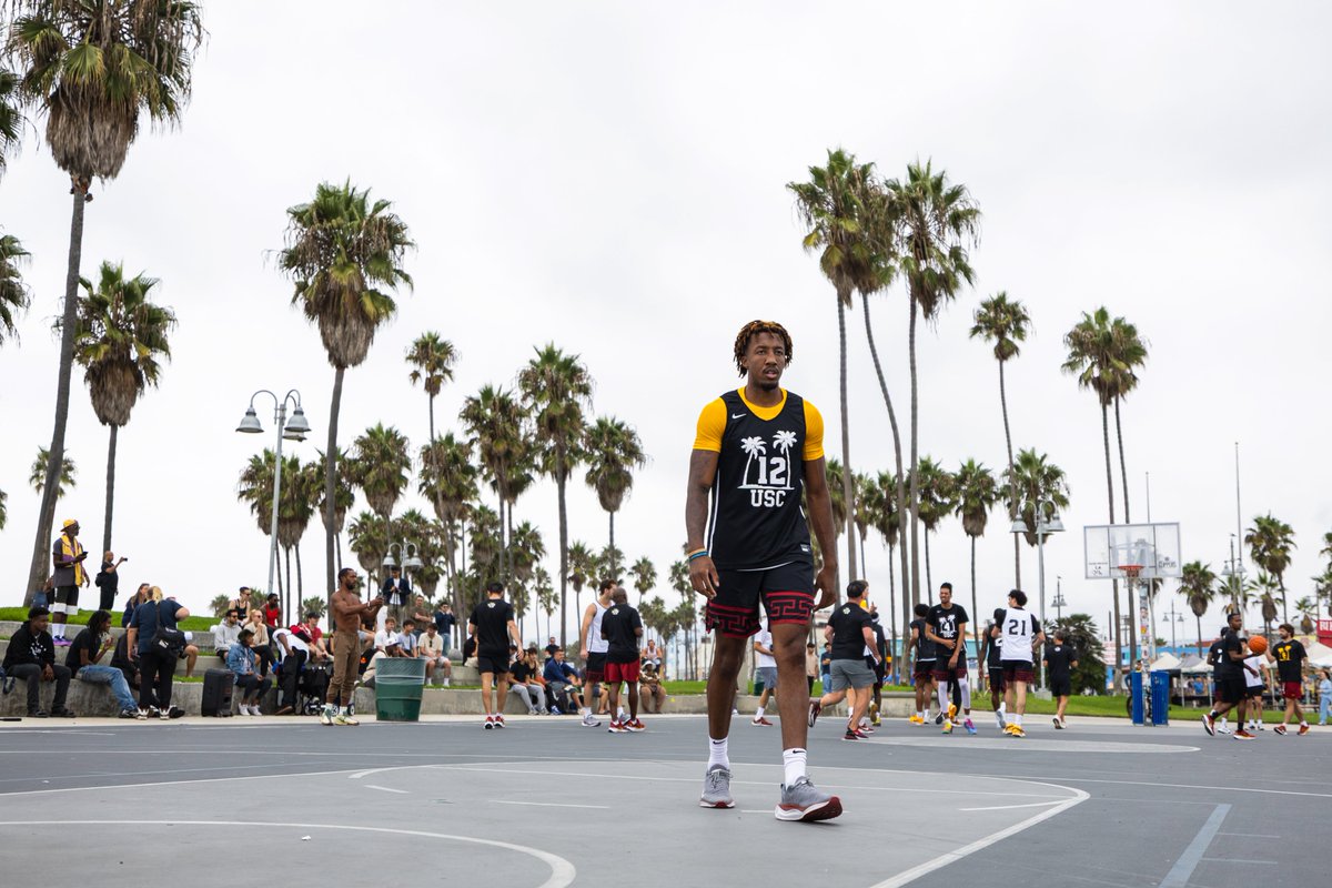 USC_Hoops's tweet image. Ballin&apos; at the beach 🏀🌴

𝗧𝗛𝗘 𝗣𝙇𝘼𝗖𝗘 𝗧𝗢 𝗕𝗘.