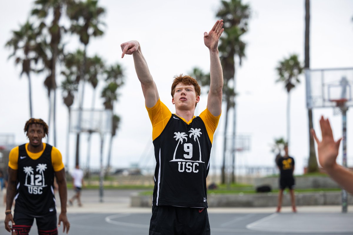 USC_Hoops's tweet image. Ballin&apos; at the beach 🏀🌴

𝗧𝗛𝗘 𝗣𝙇𝘼𝗖𝗘 𝗧𝗢 𝗕𝗘.