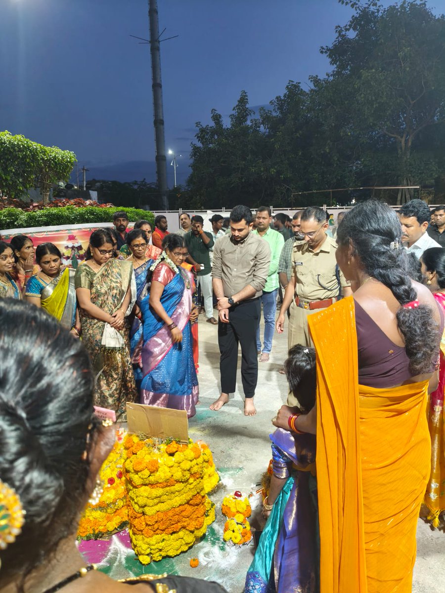 SDMBhainsa's tweet photo. సోమవారం సాయంత్రం భైంసా మున్సిపల్ మరియు రెవెన్యూ శాఖల ఆధ్వర్యంలో బతుకమ్మ సంబరాలు నిర్వహించారు.

 సబ్ కలెక్టర్, అజ్మేర  సంకేత్ కుమార్ IAS,అవినాష్ కుమార్, IPS భైంసా గారు బతుకమ్మలకు పూజలు చేసి, ఉద్యోగులతో కలిసి బతుకమ్మ ఆడారు.

@Collector_NML @ACLBnirmal https://t.co/8YFTknbdwN