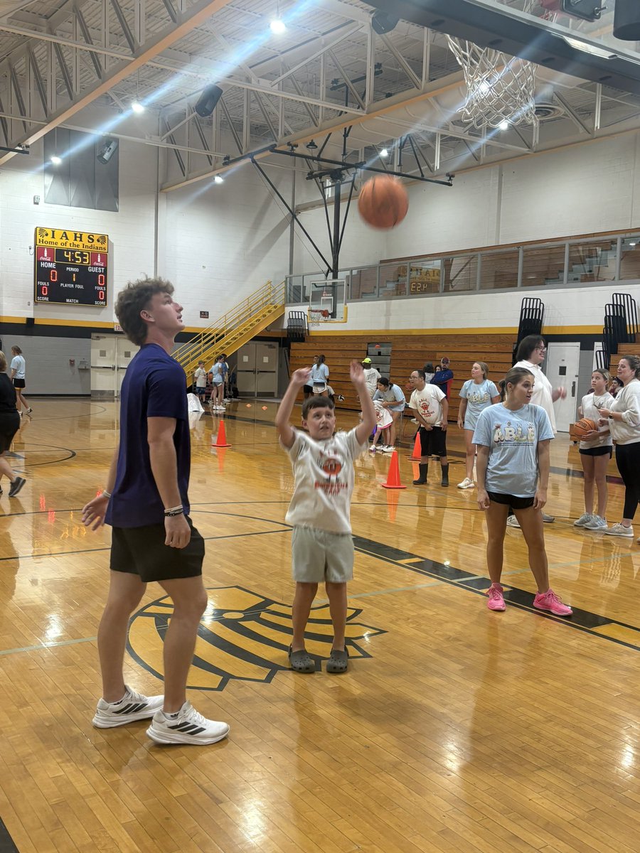 ScotNic24's tweet photo. Awesome to have @UNAFootball QB @johnaustinwood3 take time out of his busy schedule on a bye week to stop by and help out with ABLE Basketball camp. Outstanding and classy young man who always makes time to show up for these events! https://t.co/KKFVGIJgyd