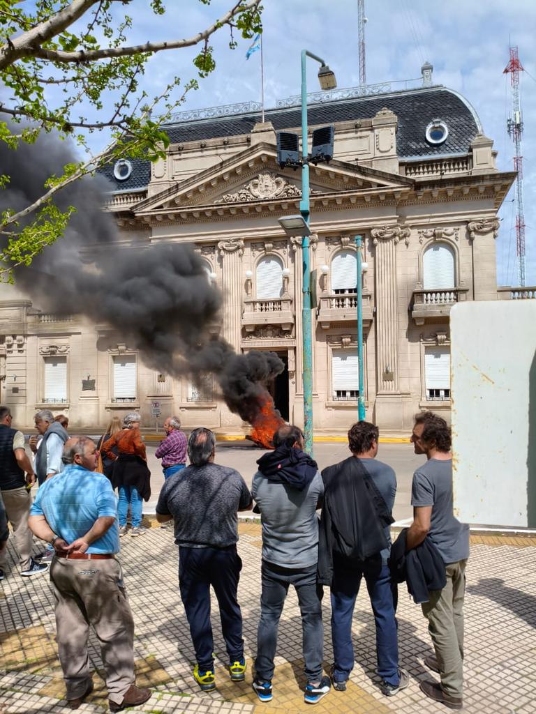 En 9 de julio los productores ya se están pudriendo de que nadie les lleve el apunte. Desde marzo tienen más de la mitad del partido bajo agua y los caminos rurales están intransitables.