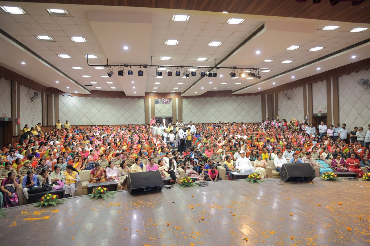 जिला प्रशासन गाजियाबाद द्वारा माननीय जनप्रतिनिधि की उपस्थिति में मिशन शक्ति 5.0 में उत्कृष्ट कार्य करने वाली महिलाओं का शक्ति सम्मान कार्यक्रम आयोजित किया गया <a href="/ChiefGhaziabad/">CDO Ghaziabad</a> <a href="/CMOfficeUP/">CM Office, GoUP</a> <a href="/MinistryWCD/">Ministry of WCD</a> <a href="/UPMahilaKalyan/">UP Mahila Kalyan</a> <a href="/missionshaktiup/">MissionShakti</a> <a href="/myogioffice/">Yogi Adityanath Office</a>