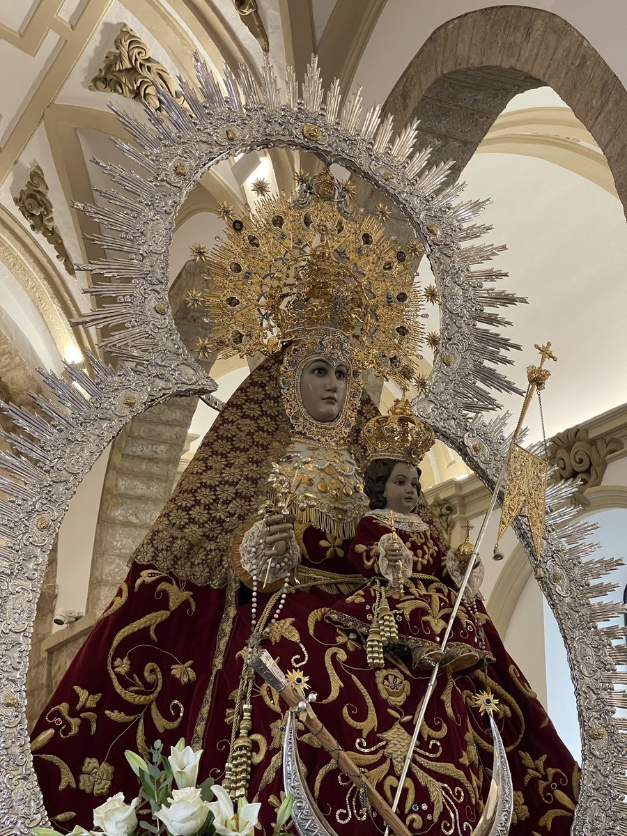 Villanueva del Arzobispo y la tradición de prender billetes del manto de la Virgen de la Fuensanta Coronada.

#tradiciones #Virgen #ReinadelOlivar #billetes #virgendelaFuensanta