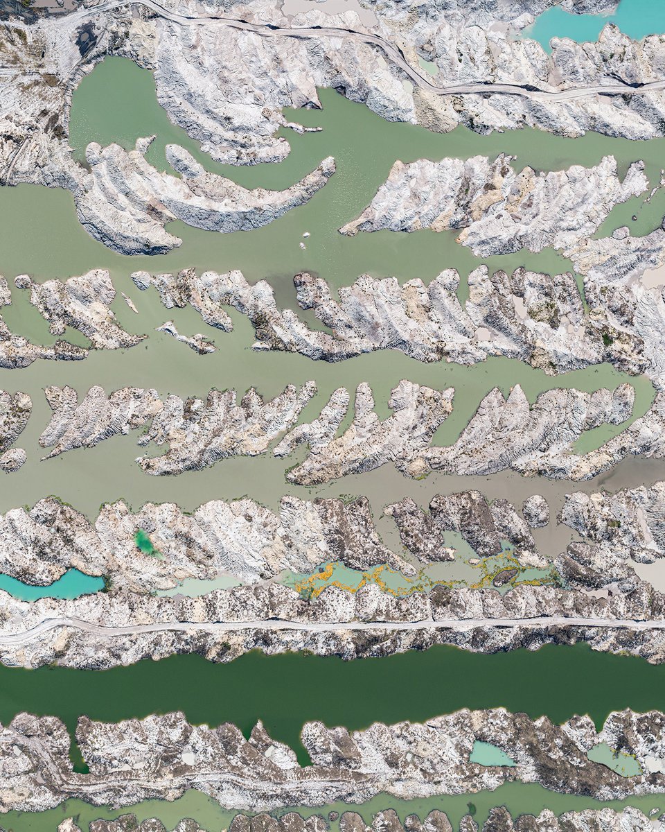 BernhardLang_09's tweet image. In 2015, I captured aerial images of a phosphate mine in Florida from a helicopter, showing the patterns and structures of the site. 

Ten years later, these images still offer a unique perspective on the industrial landscape.

bernhardlang.de/phosphateminen

#IndustrialLandscape #Heli