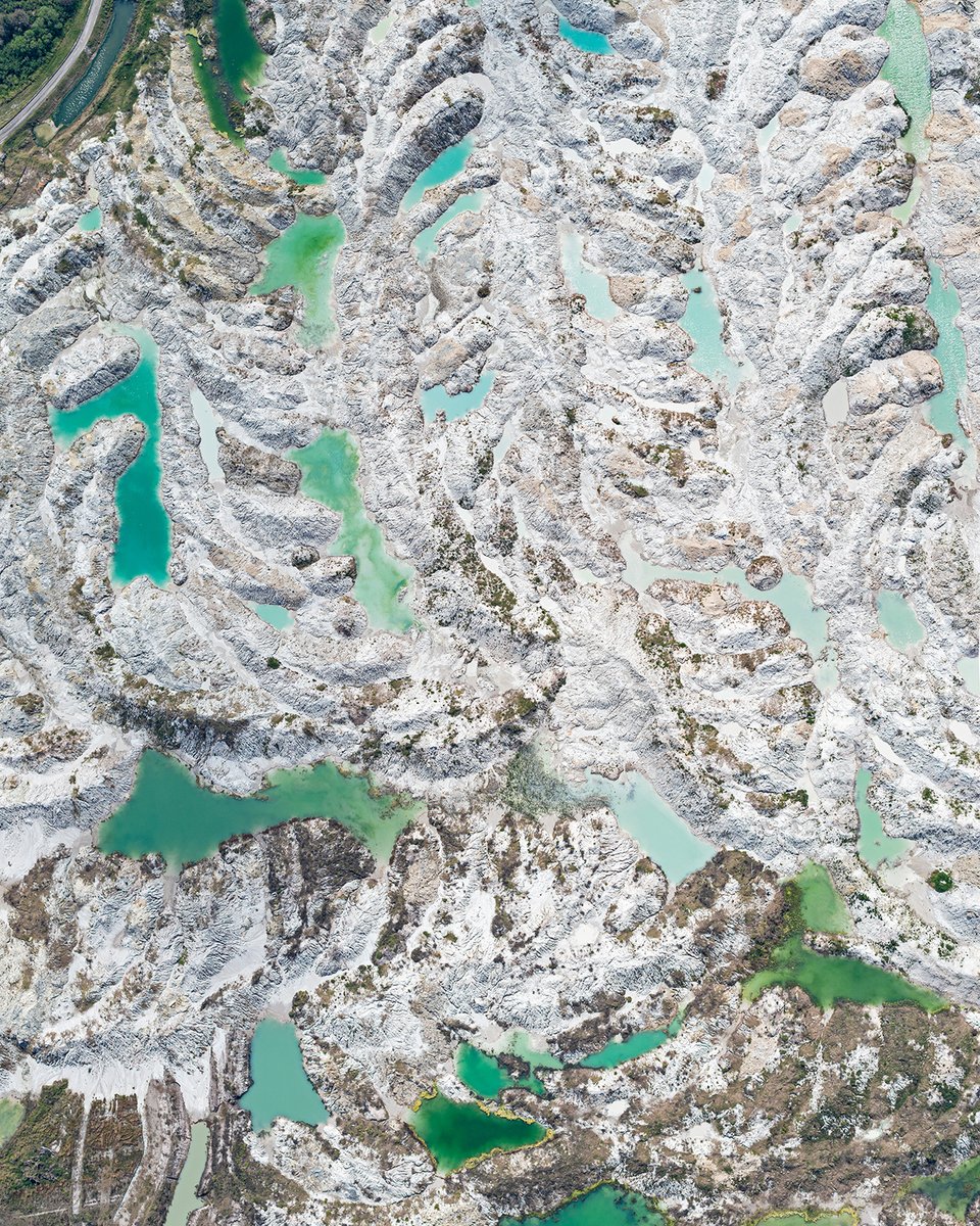 BernhardLang_09's tweet image. In 2015, I captured aerial images of a phosphate mine in Florida from a helicopter, showing the patterns and structures of the site. 

Ten years later, these images still offer a unique perspective on the industrial landscape.

bernhardlang.de/phosphateminen

#IndustrialLandscape #Heli
