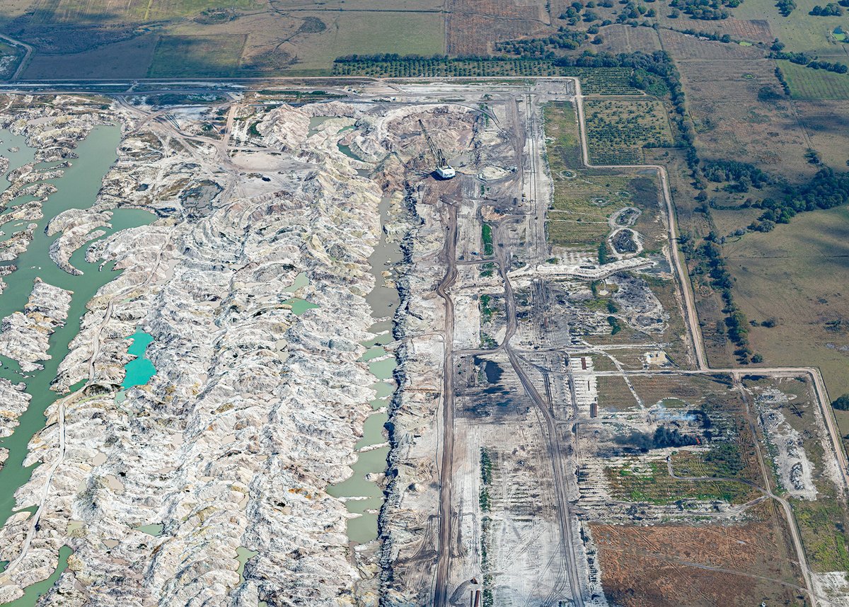 BernhardLang_09's tweet image. In 2015, I captured aerial images of a phosphate mine in Florida from a helicopter, showing the patterns and structures of the site. 

Ten years later, these images still offer a unique perspective on the industrial landscape.

bernhardlang.de/phosphateminen

#IndustrialLandscape #Heli