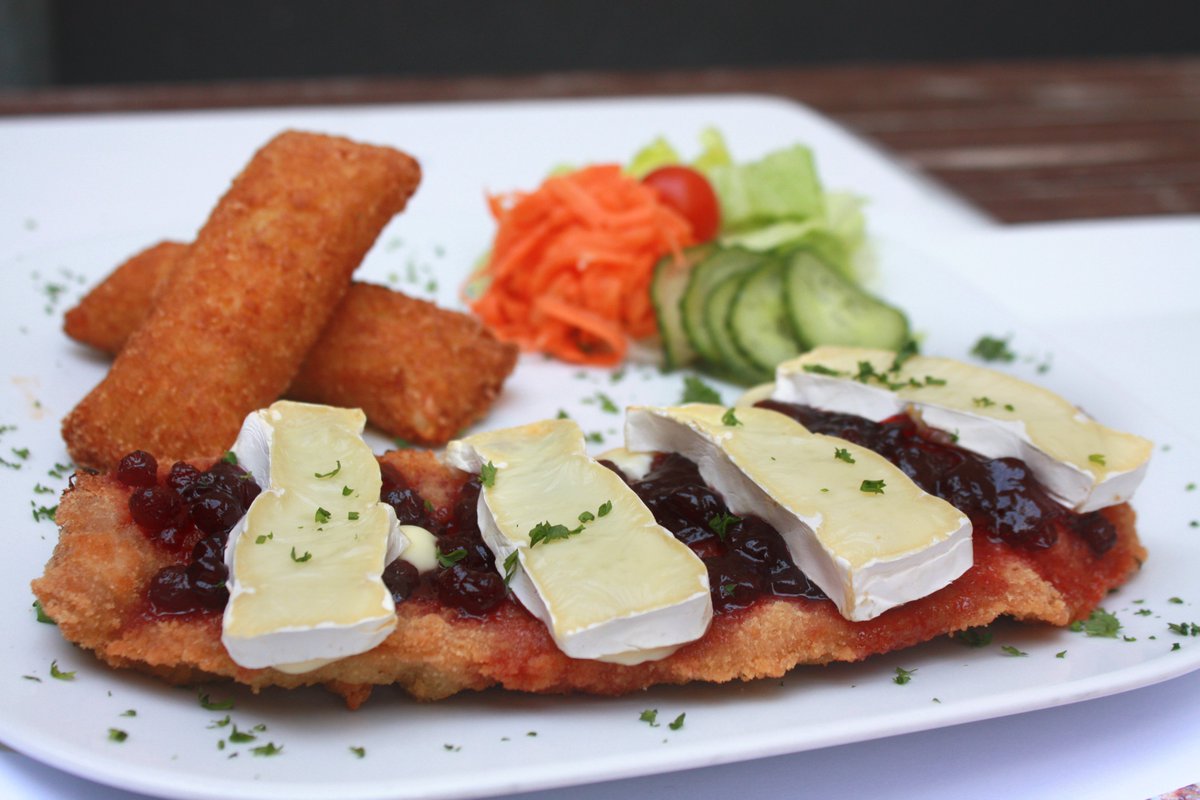 schnizz's tweet photo. Schnitzel "Camembert" von Schwein, Pute, Kalb oder Veggie auf Preiselbeeren überbacken, dazu Kartoffeltaschen und #Salat. Nicht nur im #Winter ein beliebter Klassiker im #SCHNIZZ : ) #schnitzel #restaurant #regional #frisch #chemnitz #dresden #leipzig #magdeburg #food #takeaway https://t.co/PCJWSETAFC