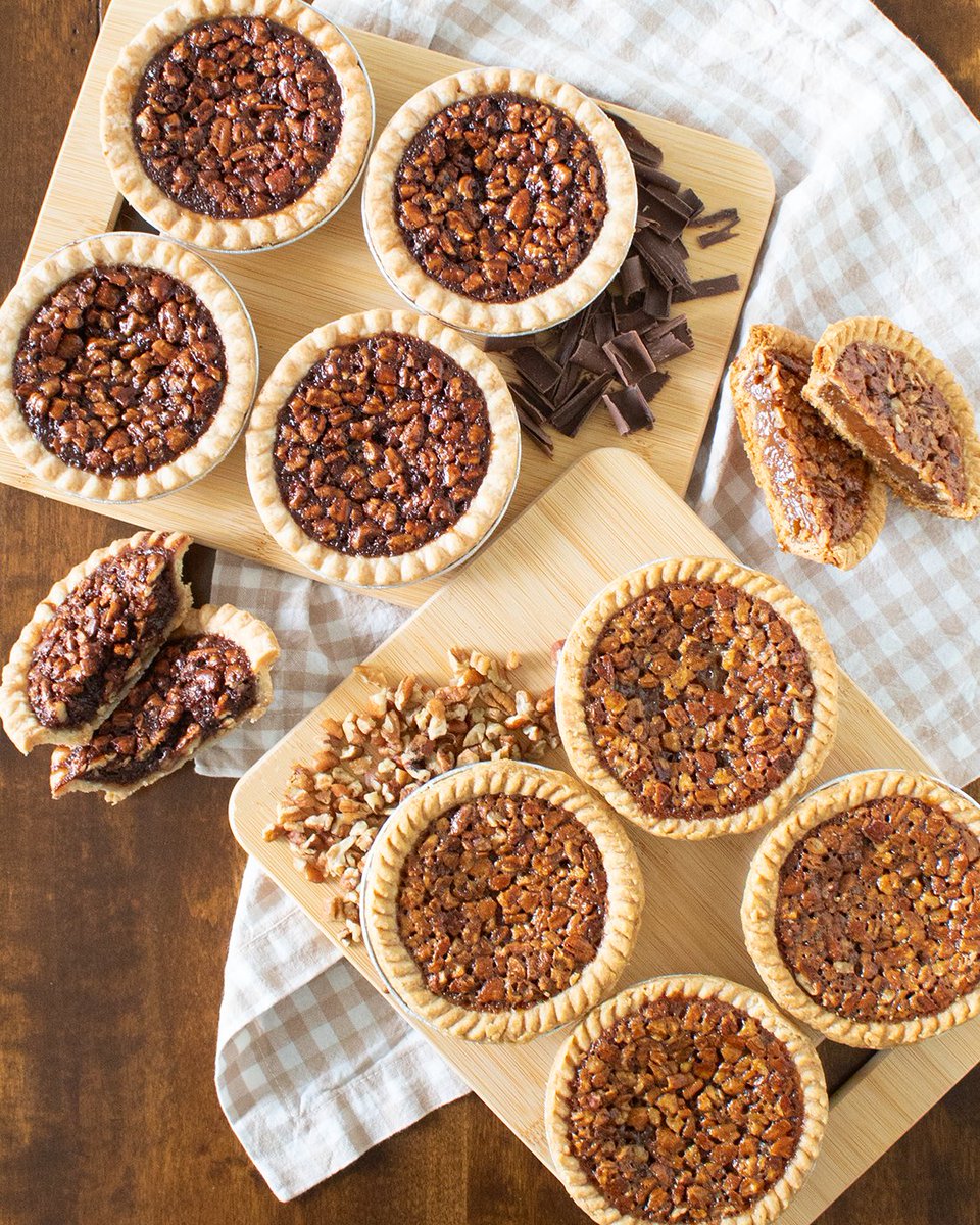 savcandy's tweet image. Fall starts now, and so do our *BRAND NEW* pie tarts. From cozy nights in to holiday hosting, these bite-sized beauties are ready for the season. 

Available now: savannahcandy.com

#firstdayoffall #fallpietarts