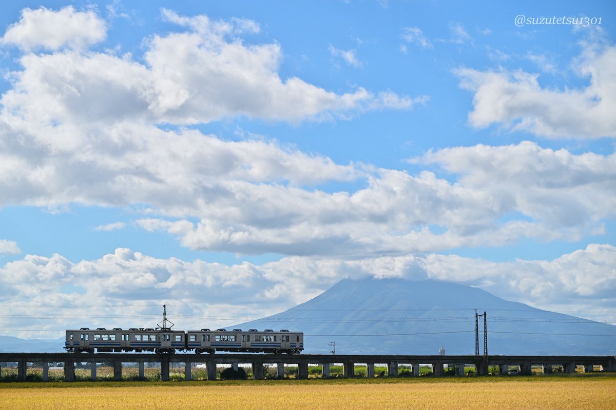 suzutetsu1301's tweet photo. 弘南線の景色とアートが素晴らしかった。

#弘南鉄道
#弘南線
#nikoncreators
#sankei_train
#train_vision
#鉄道のある風景
#鉄道風景写 https://t.co/zWPhhRyZl0