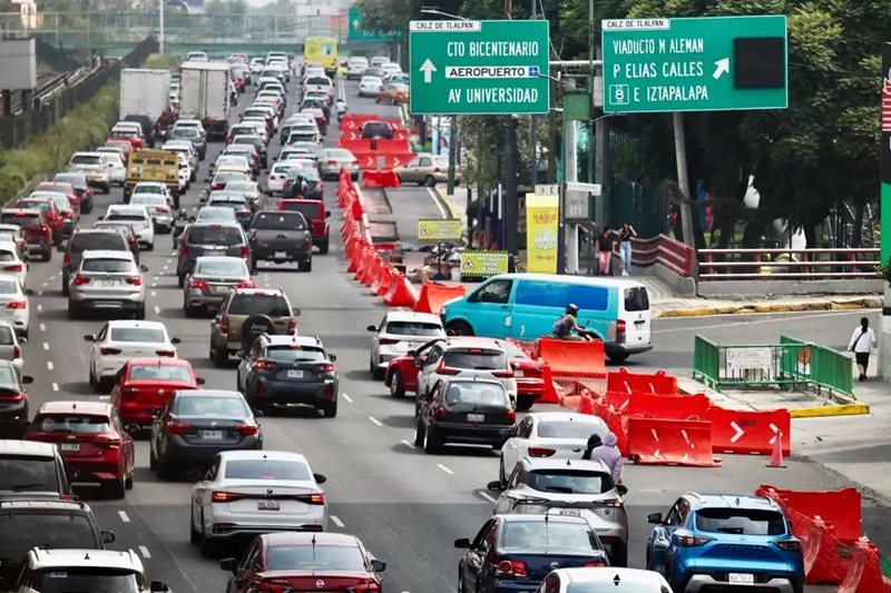 🚧 Alerta vial en CDMX: marchas y bloqueos paralizan avenidas principales como Reforma, Juárez y Eje Central. Consulta rutas alternas, sal con tiempo extra y sigue al C5 y OVIAL para actualizaciones. #MovilidadCDMX #TráficoCDMX #MarchasCDMX mayacomunicacion.com.mx/caos-en-las-ca…