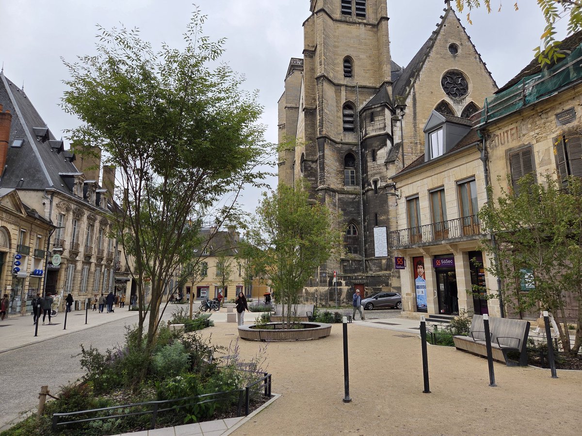 QBareille's tweet image. Dijon, embellissement de la Rue Monge, de la place Bossuet et ses voiries attenantes. Un chantier mettant en valeur le patrimoine et notamment les perspectives sur la cathédrale Sainte Bénigne et contribuant à la végétalisation de ce secteur du centre-ville 🌱