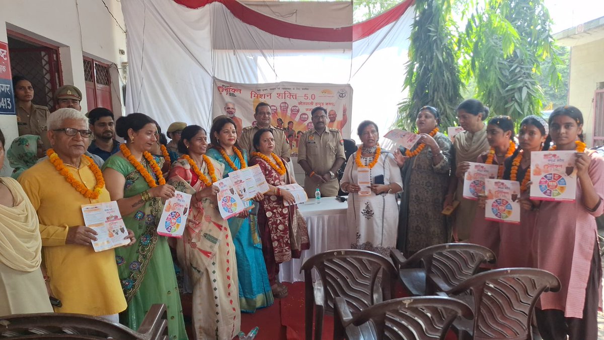 एसपी हापुड़ के निर्देशन में प्रभारी निरीक्षक कोतवाली हापुड नगर द्वारा मिशन शक्ति अभियान फेज-5.0 के तहत चौकी जदीद हापुड पर कार्यशाला आयोजित कर महिलाओं/छात्राओं/बालिकाओं को उनके अधिकारों, विभिन्न हेल्पलाइन नंबरों व कल्याणकारी योजनाओं आदि की जानकारी देकर जागरूक किया गया।