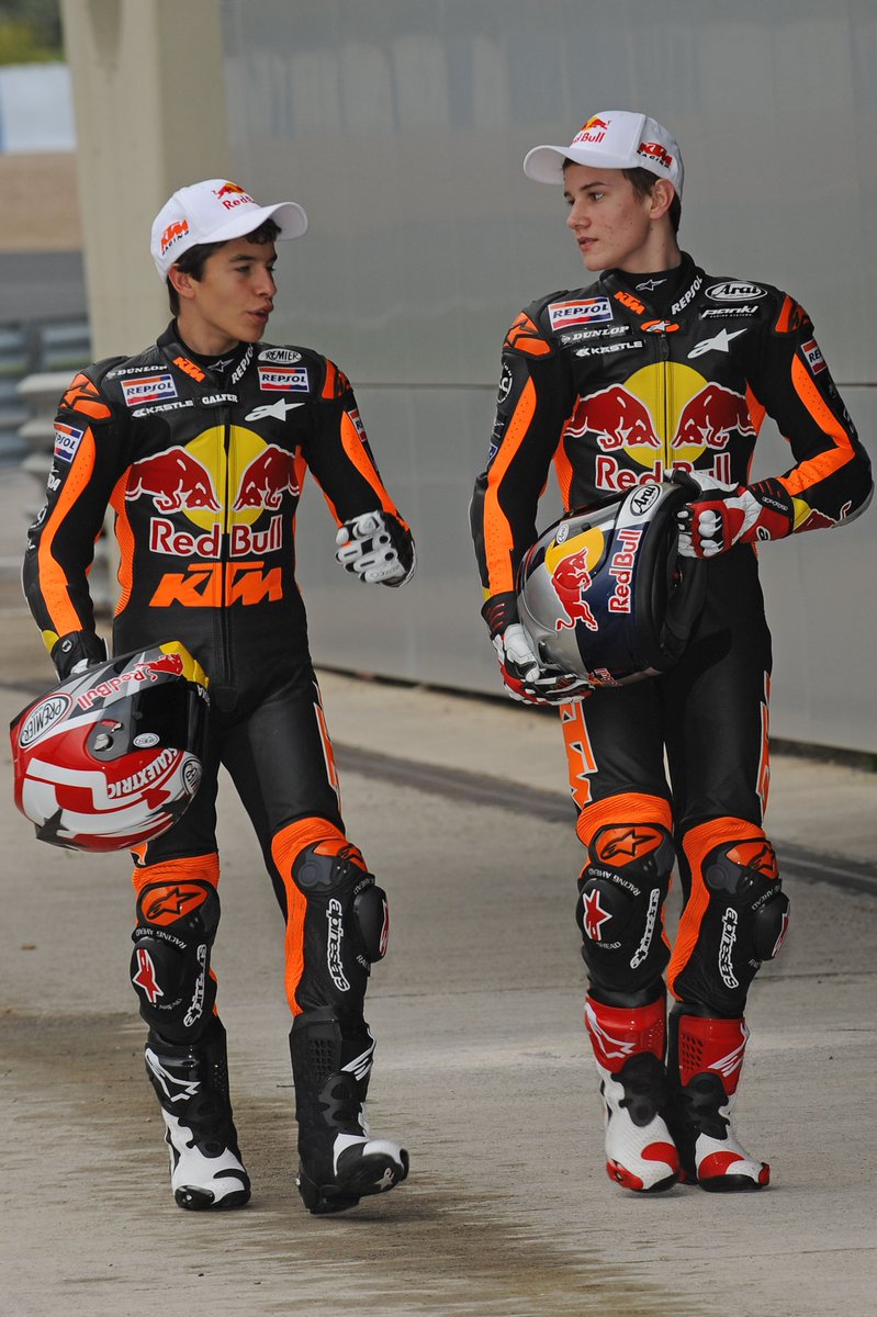 VIDAS PARALELAS...

(...a distinta escala)

Coged asiento, que os voy a contar una historia muy chula.

En el año 2009, Marc Márquez y Cameron Beaubier eran compañeros en el Mundial de 125cc, en el equipo Red Bull KTM Motorsport.

Aquel año, Beaubier fue quizás la primera gran