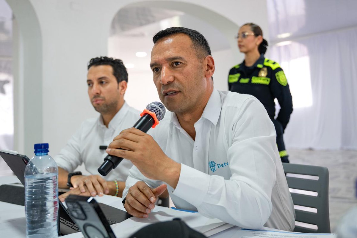 🟠 La FM conoció las imágenes que muestran que el presidente de la Cámara, Julián López, sí tenía un micrófono de solapa en su camisa durante el Consejo de Seguridad en Palmira, Valle.

🔸 Su equipo habría grabado parte del Consejo de Seguridad a escondidas, pese a que no está