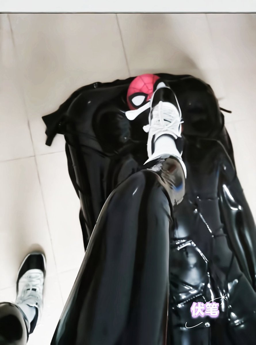 GNAYNUJ's tweet photo. 把蜘蛛侠绑起来塞进真空床里，被强迫用白袜和康扣捂嘴，能量棒居然已经涨的发硬了，小蜘蛛好好享受吧！ https://t.co/Fa4I12cZCM