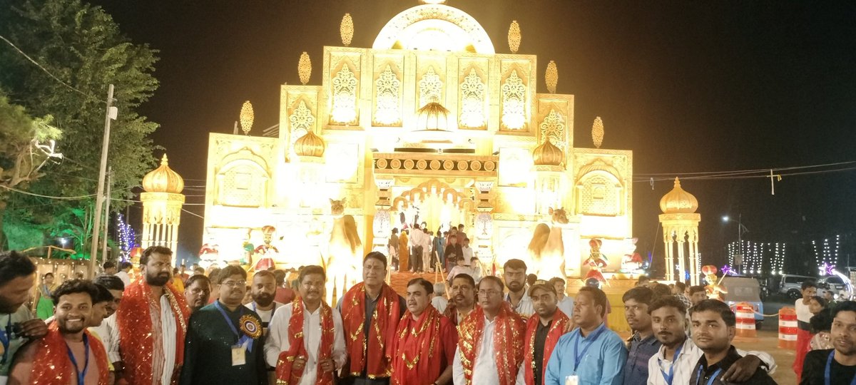 बड़कागढ़, जगन्नाथपुर में श्री श्री महादुर्गा पूजा समिति के पूजा पंडाल का अनावरण माननीय खिजरी विधायक श्री राजेश कच्छप जी एवं जे.एस.सी.ए के उपाध्यक्ष श्री संजय पांडे जी के साथ किया।
इस अवसर पर उपस्थित जनसमूह को #शारदीय_नवरात्र एवं #दुर्गा_पूजा की शुभकामनाएं प्रेषित की।
#Navratri