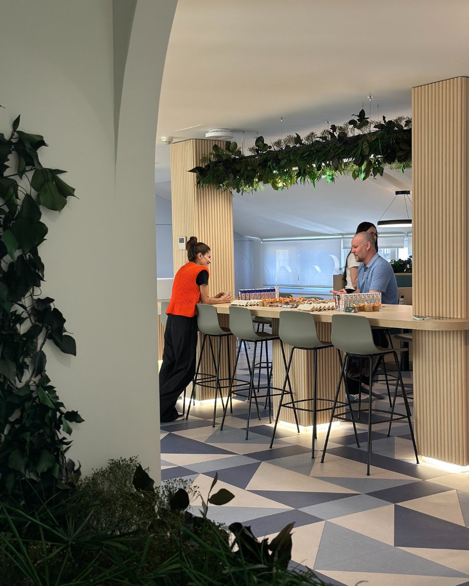 Así dimos la bienvenida al nuevo curso en los #espaciosflexibles de Lexington: con un “Back to School” de lo más original 🎒🎉

¡Muchas gracias a todxs los que os pasasteis y a Minable Catering por hacerlo posible!