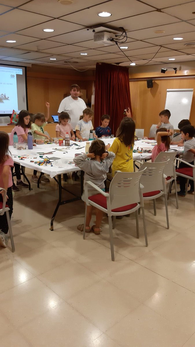 BibliotecaNavas's tweet photo. 🚀👑🐉 Creativitat a tope i històries que van volar ben amunt 📚💡

🧱 Els nens i nenes van construir mons plens d’aventures, superherois i contes fantàstics… tot amb peces de LEGO! 🚀👑🐉

Gràcies per venir 💛

#Bibliolab #bibliotequesXBM #AjuntamentNavas #LEGO https://t.co/iaCnqUJMjy