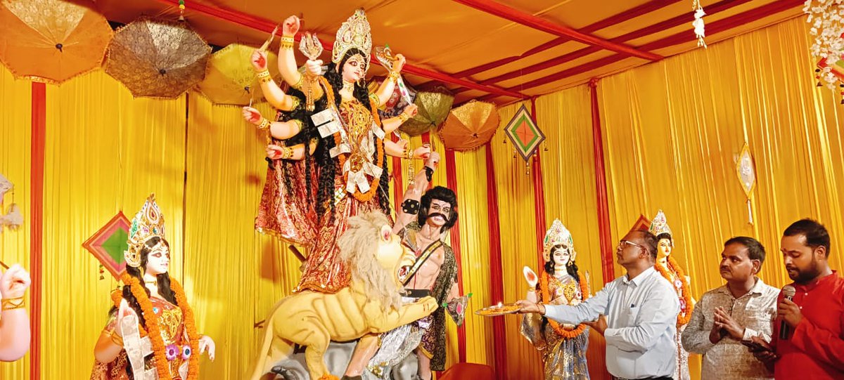 DmMaharajganj's tweet photo. आज कोतवाली स्थित रामजानकी मंदिर परिसर में स्थापित दुर्गा प्रतिमा का पूजन अर्चन किया गया।
सभी श्रद्धालुओं से शांति व सौहार्द्रपूर्ण तरीके से मनाने का अनुरोध किया गया।
#अपील: दुर्गा पूजा को प्लास्टिक मुक्त रखें।
@CMOfficeUP @InfoDeptUP @UPGovt @upculturedept @uptourismgov https://t.co/3SBTW9Ok3x