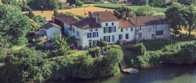 longletsfrance's tweet photo. Gite La Riviera on the River Lot, 25 minutes from Villeneuve sur Lot, Lot-et-Garonne, Nouvelle-Aquitaine
Les Séchoirs is a manor‑farm estate from 1780, located right on the  banks of the River Lot in #Clairac. La Riviera is one of the gîtes on this estate.
https://t.co/0OskxmLp1K https://t.co/bgad8hWBuI