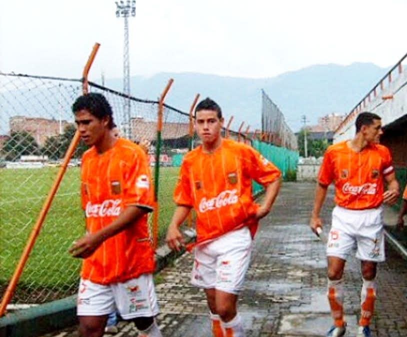 Corre el 2007 en <a href="/EnvigadoFC/">Envigado Fútbol Club</a>. Una foto atrapa a <a href="/jamesdrodriguez/">James Rodríguez</a>, apenas un muchacho, rodeado por Jairo Palomino y Camilo Ceballos. Nadie imaginaba que aquel zurdo, flaco y con futuro incierto, se convertiría en la ilusión de todo un país.

Lindo inicio de semana.