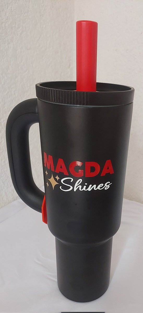 Con este cielito nublado y con mi  termo de "Magda shines", les deseo buenos días  a todas y que ningún cielo nublado apague nuestro brillo 😁😁💫