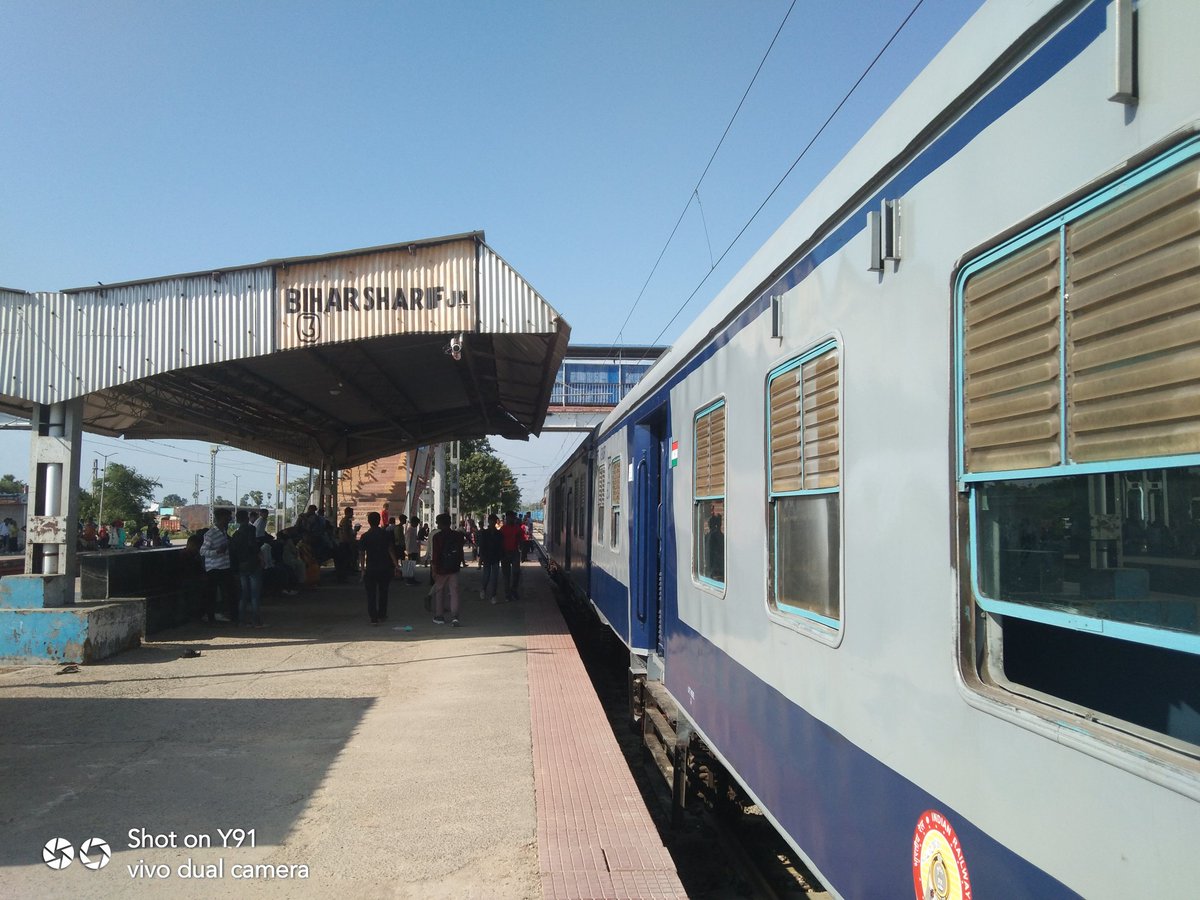 ShivamKuma46998's tweet photo. Some Beautiful Pictures Of Patna-Nawada DEMU Inaugural Special ,Standing On PF 3 At Biharsharif Junction.@adrm_dnr
@drmdnr @narendramodi
@AshwiniVaishnaw @_vivekthakur
@MpNalanda
#historicmoment
#inauguralrun
#newtrain
#firstrun https://t.co/gRts9I5soN