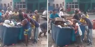 patriciolagom's tweet photo. Ancianos buscando comida en la basura en La Habana https://t.co/dUGD3ZiS6l